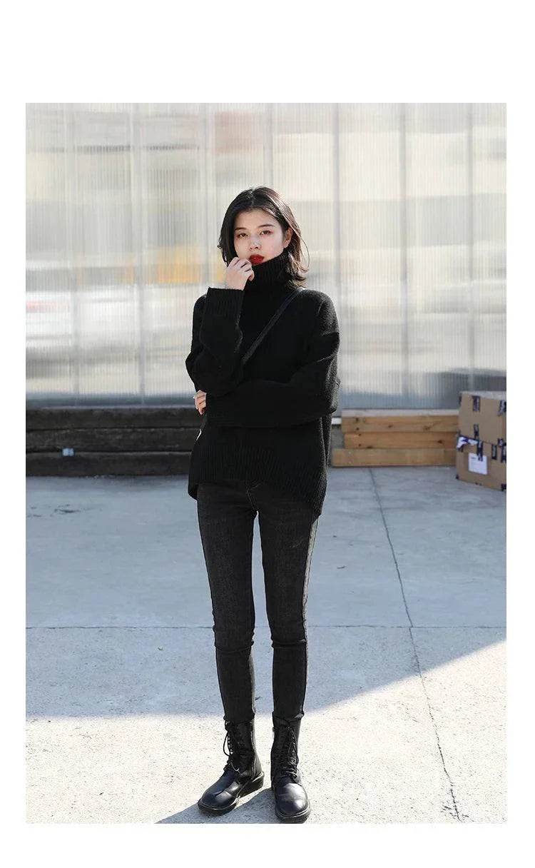 Cozy women's loose turtleneck pullover knitwear sweater in solid black, perfect for autumn and winter.