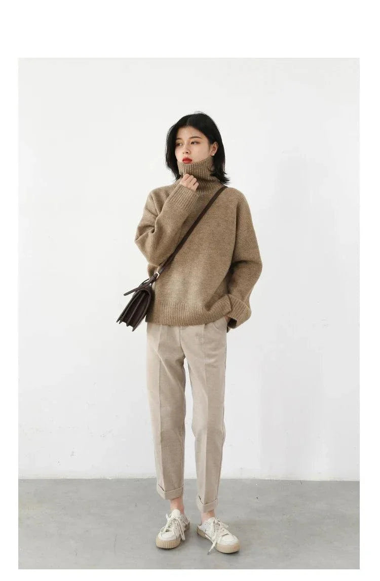 Women's loose turtleneck sweater in solid knit fabric for autumn and winter.