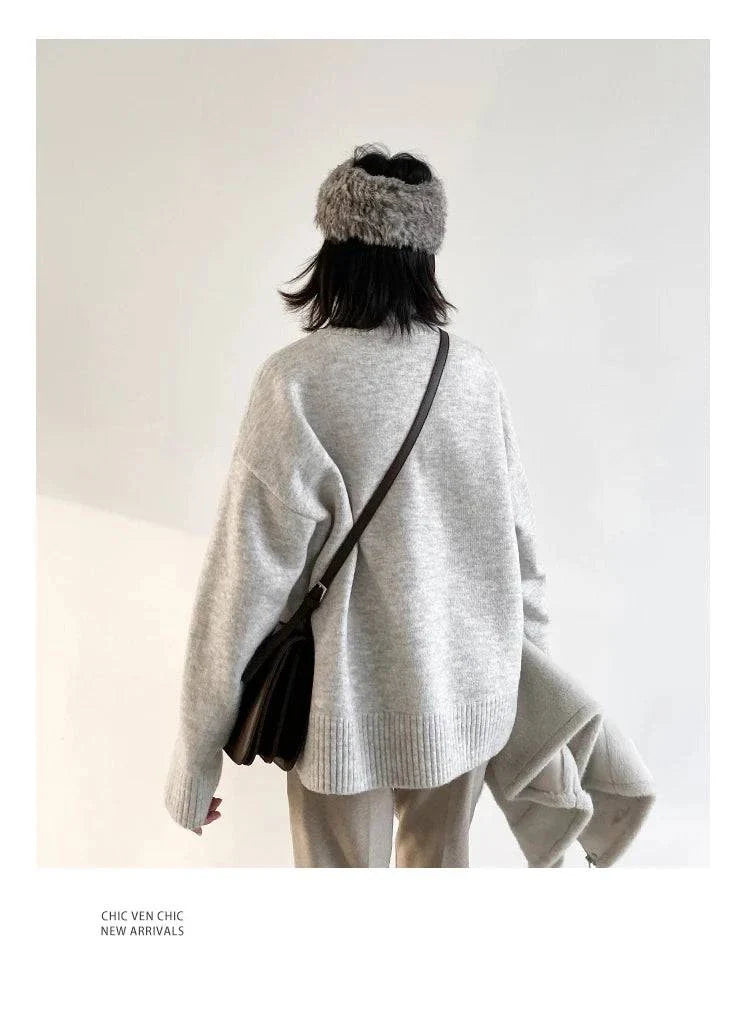 Cozy loose turtleneck pullover knitwear for women, ideal for autumn and winter.