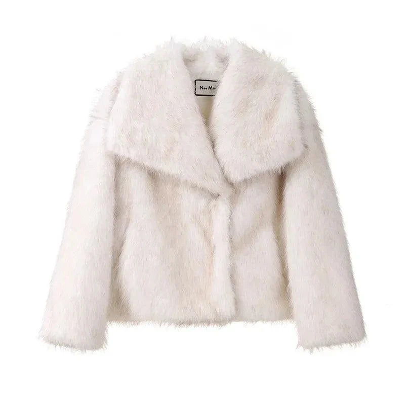 Winter luxury gradient faux fur coat with oversized collar and bat sleeves for women.