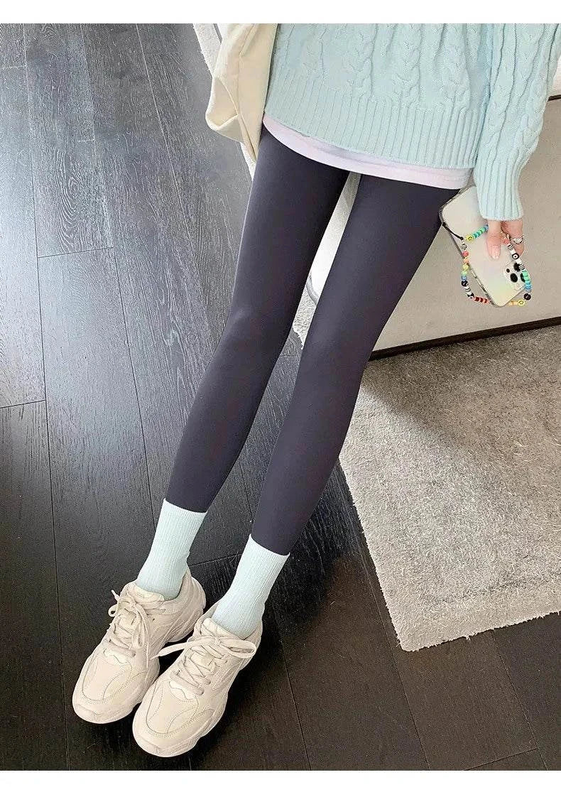 Women's high waist leggings in thin rabbit fleece, enhancing silhouette and providing warmth, suitable for sports and casual wear in winter.