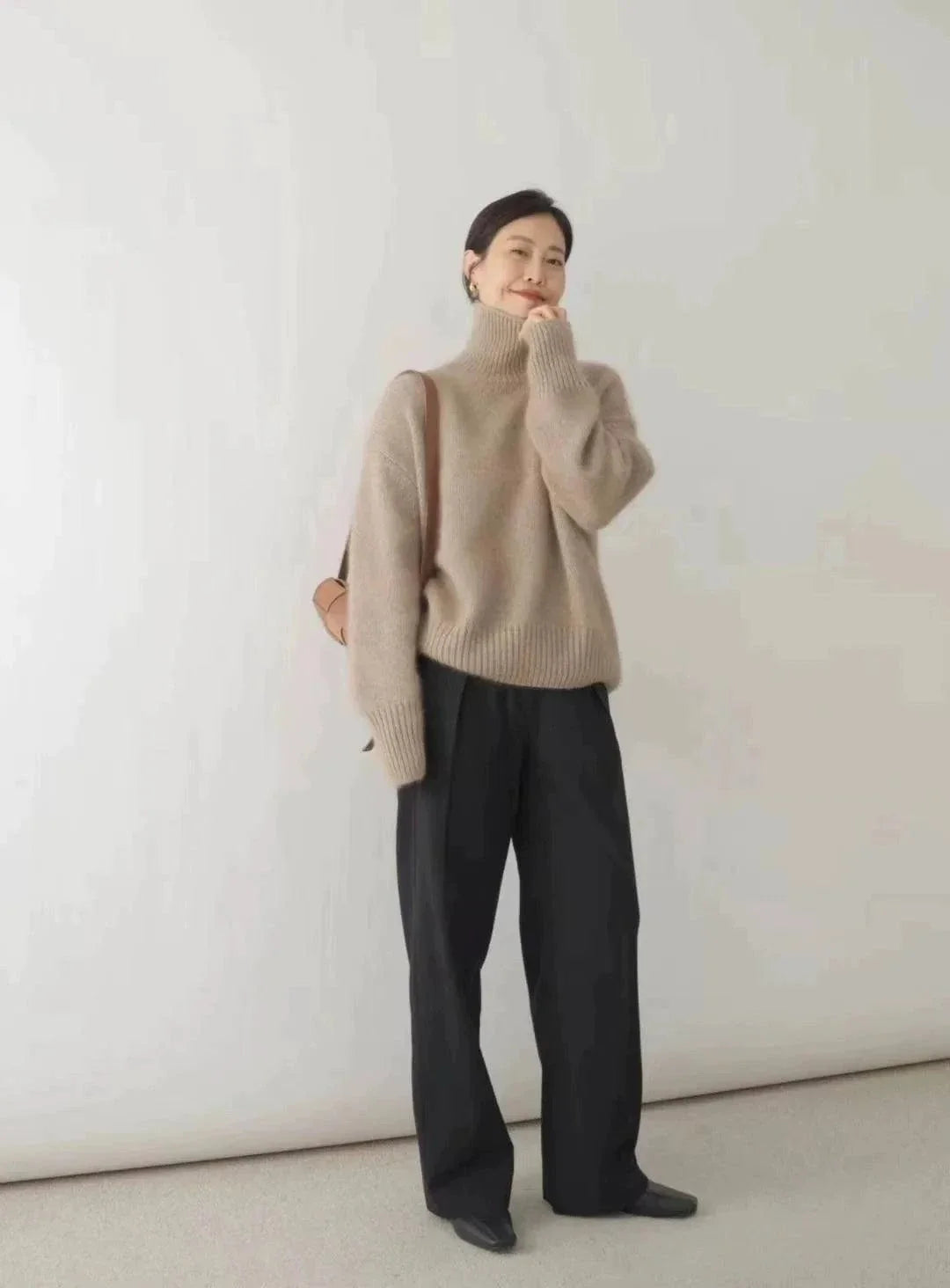 Women's loose turtleneck cashmere sweater for autumn and winter.