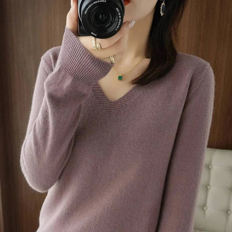 Cashmere women's V-neck pullover sweater with long sleeves in a casual design.