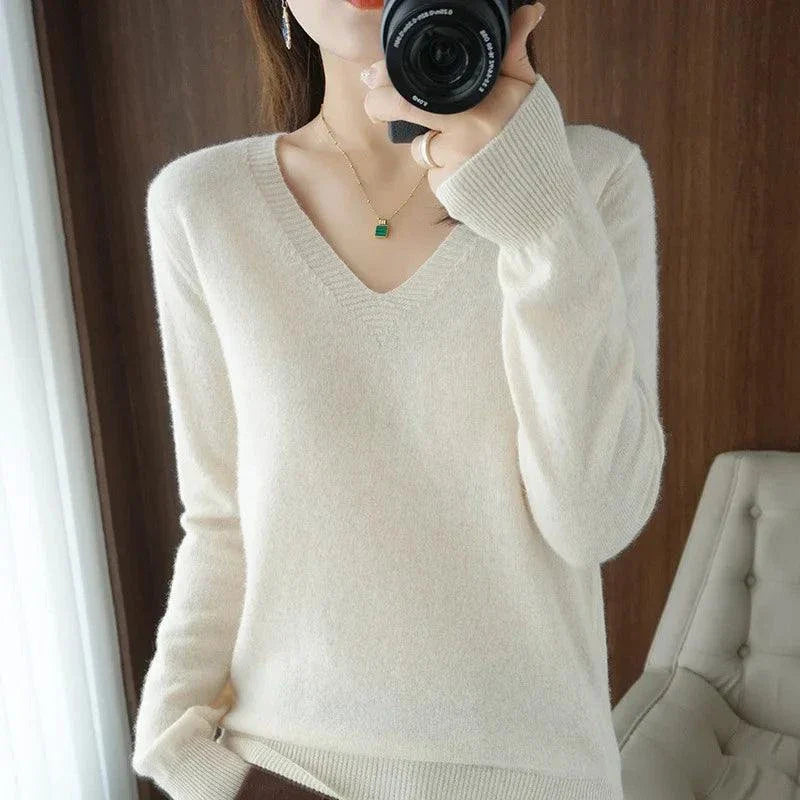 Cashmere women's V-neck pullover sweater with long sleeves and a regular fit.