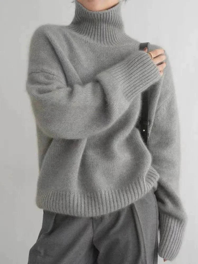 Women's loose turtleneck cashmere sweater in gray with full-length sleeves.