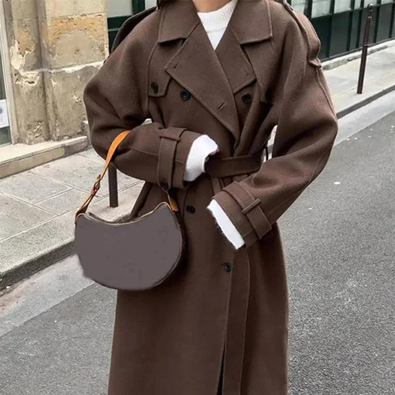 Elegant brown woolen overcoat with double-breasted closure and adjustable belt.