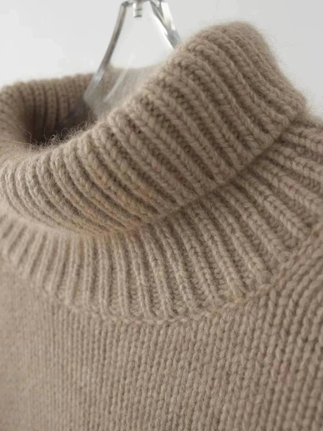 Cashmere turtleneck sweater in beige with relaxed fit for winter.