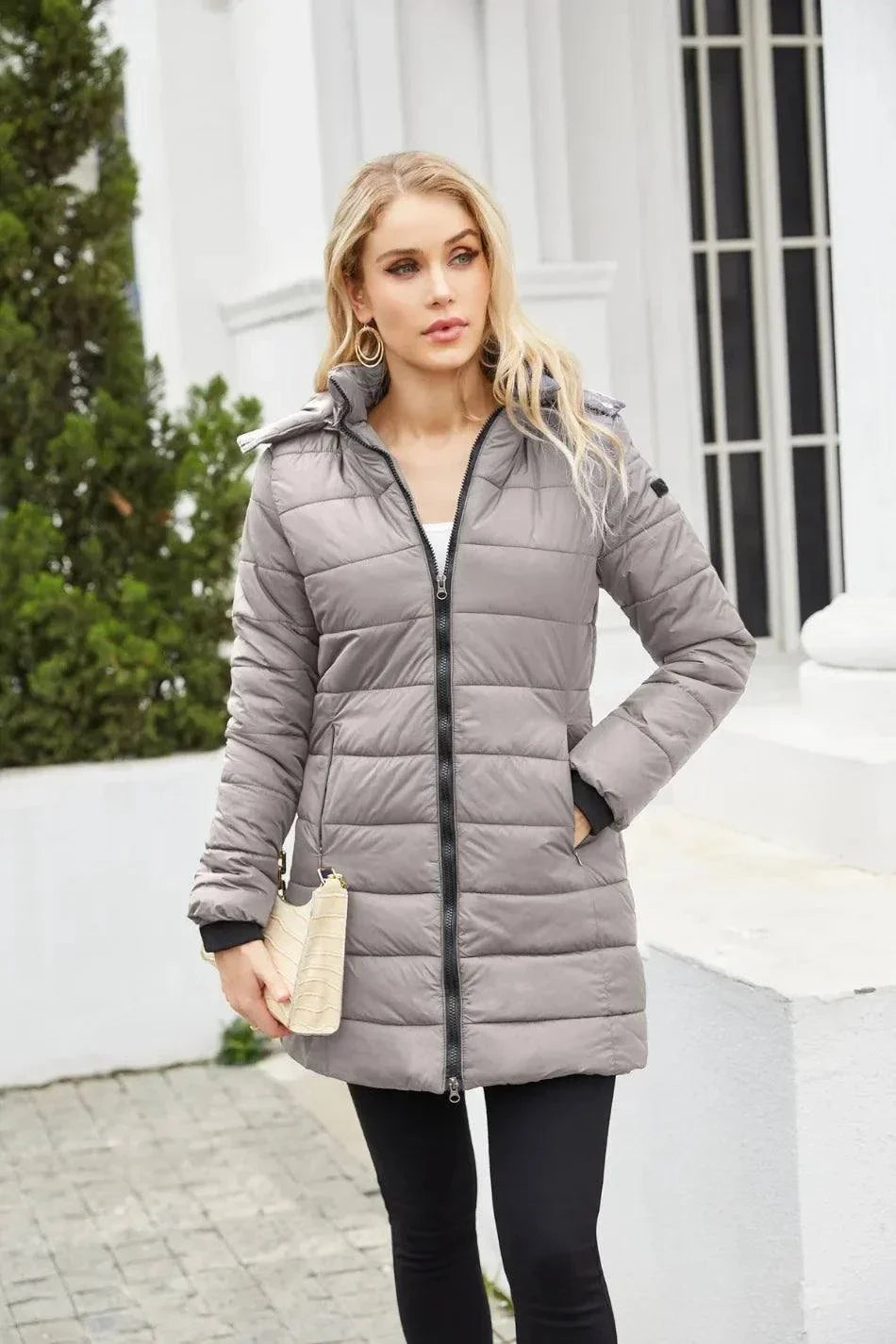 Women's waterproof detachable hat long sleeve parka for autumn and winter.